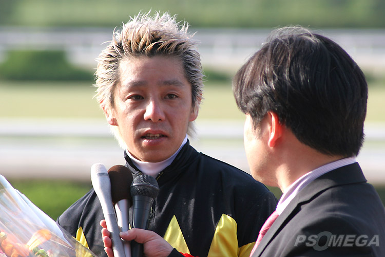 �C���^�r���[���󂯂�F��R��